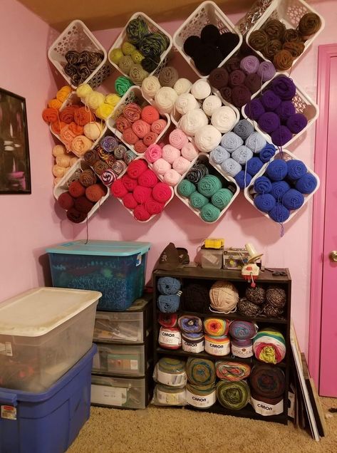 Yarn Corner Storage, Yarn Shelf Storage Diy, Yarn Wall Hanging Storage, Cheap Yarn Storage Ideas, Knitting Corner Room, Yarn Ball Storage, Yarn Wall Storage Ideas, Crochet Storage Ideas Organizations, Wall Yarn Storage