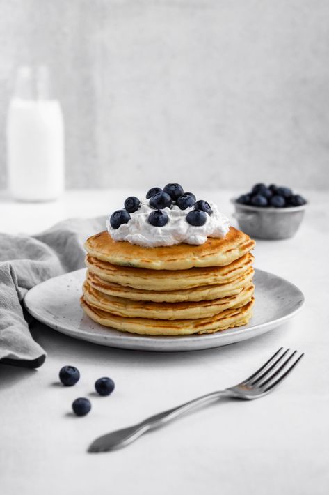 Fluffy blueberry pancakes! Perfect for any breakfast or brunch, and ready in just minutes. | The Hungry Kitchen #blueberrypancakes #blueberries #brunchideas Pancake Shot, Honey Dessert, Homemade Pancake Recipe, Iphone11 Pro, Homemade Pancakes, Blueberry Pancakes, Pancakes And Waffles, Wallpaper Download, Sweet Breakfast