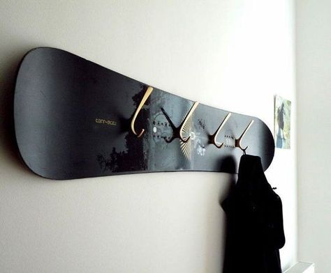 Skateboard with hooks. Snowboard Bench, Skateboard Room, Skateboard Furniture, Deco Surf, Old Skis, Antique Mirror Wall, Mirror Wall Bathroom, Trash To Treasure, Snowboards