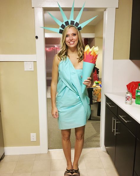 Statue of Liberty Costume DIY #diy #statueofliberty #Halloween #costume New York Costume Ideas, Diy Statue Of Liberty Costume, Diy Halloween Girls, Diy Statue Of Liberty, Lady Liberty Costume, Diy Statue, Statue Costume, Statue Of Liberty Costume, Homecoming Spirit Week