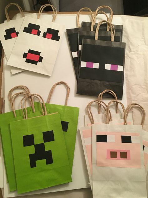 Minecraft Party Bags Diy, Minecraft Goodie Bags Favors, Minecraft Goody Bags, Minecraft Party Bag Ideas, Minecraft Loot Bags, Minecraft Birthday Goodie Bags, Minecraft Gift Bags, Minecraft Goodie Bag Ideas, Minecraft Gift Ideas