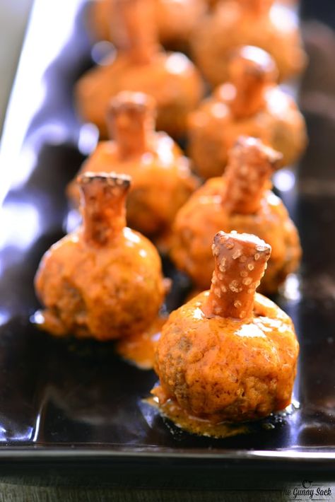 Simple Halloween Snacks, Pumpkin Meatballs, Halloween Meatballs, Snacks For A Party, Halloween Food For Adults, Conversations Starters, Buffalo Meatballs, Halloween Food Crafts, Halloween Appetizers Easy