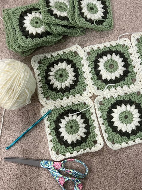 Earth Tone Granny Square, Starburst Granny Square Blanket, Starburst Crochet Pattern, Granny Square Color Combinations Ideas, Star Crochet Granny Square, Granny Square Starburst, Granny Square Aesthetic, Starburst Granny Square Pattern, Two Color Granny Square