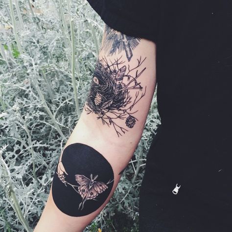 Fed onto Best tattoosAlbum in Tattoos Category Linear Tattoos, Natur Tattoo Arm, Gotik Tattoo, Etching Tattoo, Have Inspiration, Design Tattoo, Nature Tattoos, Skin Art, Piercing Tattoo