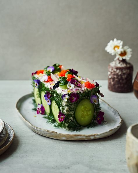 Vegan Swedish Sandwich Cake | Vegansk Smörgåstårta | Good Eatings Savoury Cake Ideas, Vegan Sandwich Cake, Swedish Sandwich Cake, Vegan Swedish Recipes, Swedish Smorgastarta, Salad Cakes, Swedish Cafe, Sandwich Cake Recipe, Swedish Sandwich