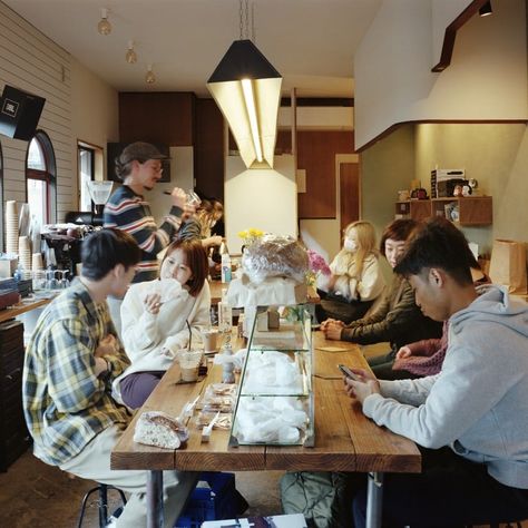 At Mia Mia, a “kissaten” speciality coffee shop in Japan’s capital Tokyo founded by Vaughan Allison (left, standing), guests are encouraged to talk to the stranger next to them. Photo: Yurika Kono Cafes In Japan, Tokyo Cafe, Speciality Coffee Shop, Mia Mia, The Stranger, Coffee Culture, Japan Tokyo, Speciality Coffee, Old World