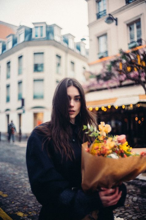 Charlie Weiss, Charleen Weiss, Girl In Paris, City Shoot, Best Profile Pictures, Street Portrait, Summer Photoshoot, Portrait Photoshoot, Female Portraits