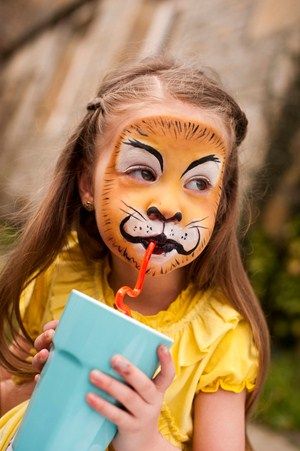 Face paint: lion step-by-step - Page 4 - Games and activities - MadeForMums Lion Face Paint Easy, Lion Face Paint, Lion Makeup, Mime Face Paint, Face Paint Kit, Painting Kids, Face Painting Easy, Kids Face Paint, Face Paintings