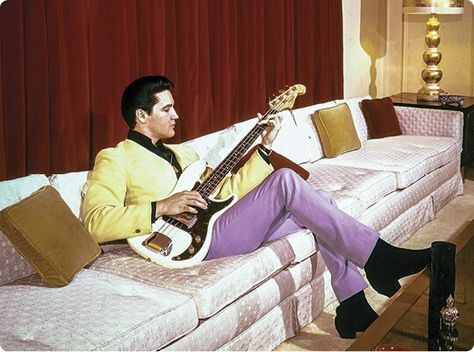 Elvis on his couch Elvis Presley House, Elvis And Me, Elvis Presley Graceland, Elvis Presley Pictures, Elvis And Priscilla, Elvis Presley Photos, American Architecture, Priscilla Presley, Lisa Marie Presley