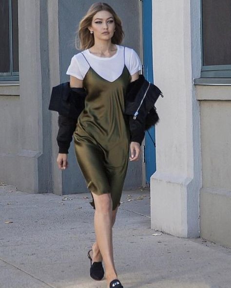 How To Style A Slip Dress, Shirt Under Dress, Slip Dress Outfit, T Shirt Branca, Gigi Style, Gigi Hadid Outfits, Gigi Hadid Style, Leandra Medine, Giovanna Battaglia