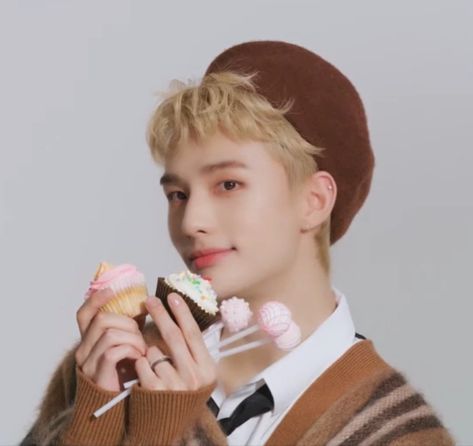 Stray Kids x FamilyMart #현진 #hyunjin #straykids hwang hyunjin skz desserts sweets cupcake chocolate candy Family Mart, Cupcake Chocolate, Kid Cupcakes, Kid Desserts, Counting Stars, Hwang Hyunjin, Chocolate Cupcakes, Cute Shorts, Chocolate Candy