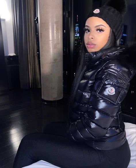 Womens Moncler Jacket, Moncler Beanie Outfit, Trapstar Jacket Women, Winter Outfit Baddie, Moncler Jacket Women Outfit, Moncler Outfit, Moncler Aesthetic, Winter Outfits Baddie, Winter Inspo Outfits