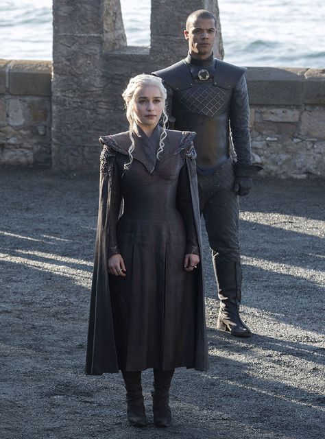 These New Official Game Of Thrones Clothing Collabs Blend Streetwear With Westeros+#refinery29 Daenerys Targaryen Dress, Daenerys Targaryen Costume, Game Of Thrones Outfits, Got Costumes, Game Of Thrones Costumes, Game Of Throne Daenerys, Gra O Tron, Game Of Thrones Art, Mother Of Dragons