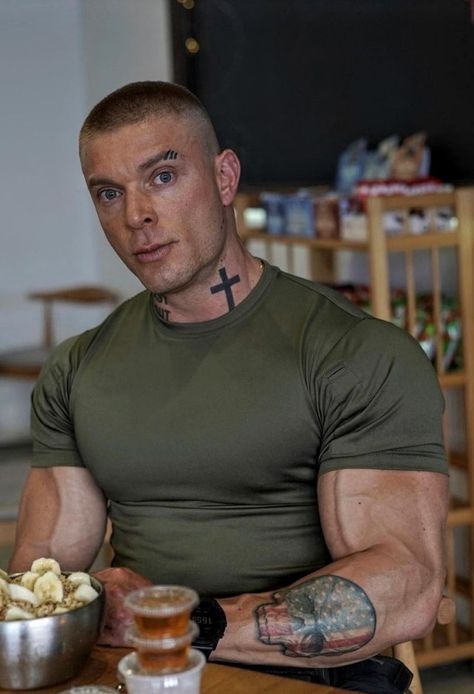 Military Muscle Men, Soldier Haircut, Army Haircut, Tattoed Guys, Military Muscle, Army Tattoos, Hot Army Men, Country Men, Army Men