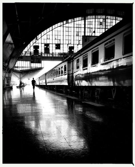 Black Vibe Aesthetic, Iconic Poster, Black And White Photo Wall, Photo Prompts, Poster Photography, Composition Photography, Train Pictures, Photography Courses, Art Street