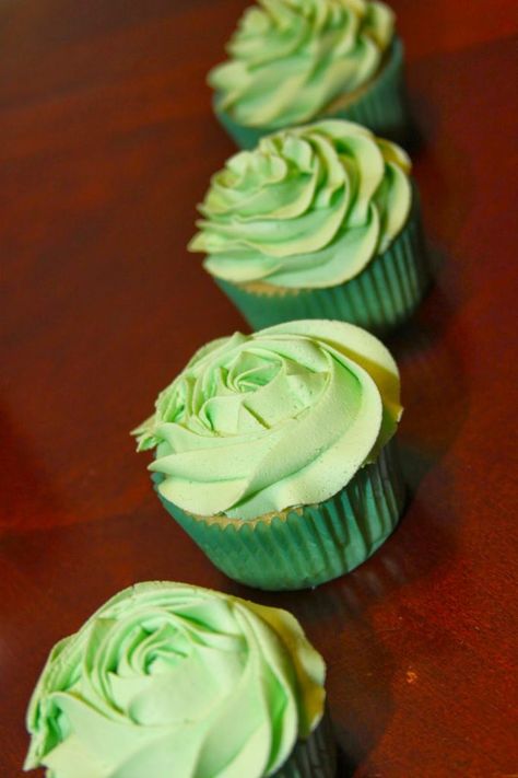 My Favorite Buttercream Frosting and ShayShay's Cupcakes Giveaway! Frost Cupcakes, Green Cupcakes, Cupcake Decorating Tips, Eat Cupcakes, Buttercream Frosting Recipe, Cake Pricing, Cupcake Icing, Cupcake Decorating, Cupcake Frosting