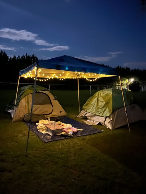 Camp In Backyard, Camping In Garden, Camping Set Up Aesthetic, Backyard Camping Aesthetic, Camping In Backyard Ideas, Cute Camping Ideas, Cozy Camping Aesthetic, Cute Camping Set Up, Backyard Tent Camping