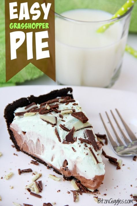 Easy Grasshopper Pie - Kid-friendly chocolate and Andes mint pie! Uses a store-bought Oreo crust so it comes together in literally minutes! Andes Mint Pie Recipe, Grasshopper Pie Recipe, Mint Pie, Oreo Torte, Grasshopper Pie, Andes Mint, Oreo Crust, Oreo Dessert, Pudding Desserts