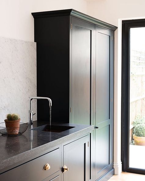 “Sleek Pantry Blue cabinets, Belgian Blue limestone worktops and a stunning Carrara marble splashback; we have definitely fallen head over heels for this…” Shaker Kitchens, Belgian Blue, Devol Kitchens, Pantry Cupboard, English Kitchens, Counter Decor, Farrow And Ball, Classic Kitchen, Copper Sink