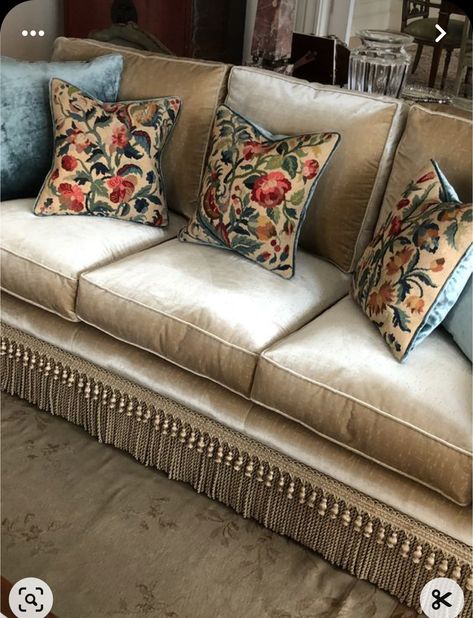 Elegant Living Room Decor, Transforming Furniture, Luxury Furniture Living Room, Luxury Living Room Design, Classic Interior Design, Beautiful Sofas, Living Room Design Decor, Home Design Living Room, Elegant Living Room