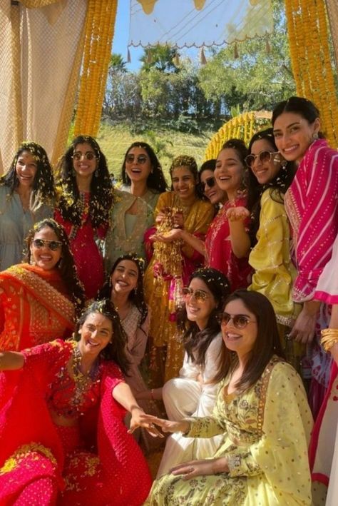 Indian Wedding Group Photos, Bollywood Wedding Aesthetic, Wedding Aesthetic Indian, Shaadi Aesthetic, Desi Wedding Aesthetic, Indian Wedding Aesthetic, Desi Love, Indian Party, Big Fat Indian Wedding