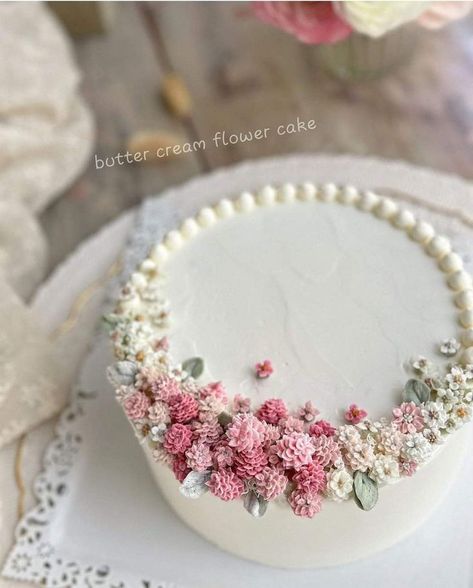 Flower Cake Inspiration, Floral Cake Design, Small Birthday Cakes, Vintage Birthday Cakes, Decorate A Cake, Birthday Cake Decorating Ideas, Stunning Cakes, Elegant Birthday Cakes, Simple Cake Designs