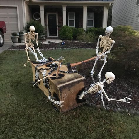 Halloween Decorations With Skeletons, Yard Skeletons, Skeleton Displays, Skeleton Display, Skeleton Ideas, House Forest, Skeleton Decor, Scary Halloween Decorations Diy, Halloween Lawn