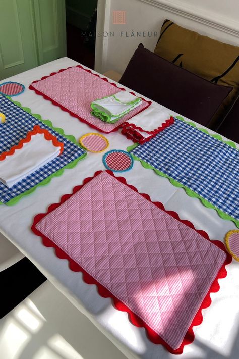 One Person Dining Table, Beginner Fabric Projects, Colorful Dinner Table, Simple Fabric Projects, Small Sew Projects, Place Mats Ideas, Placemats Ideas Diy, Table Setting Aesthetic, Placemat Sewing