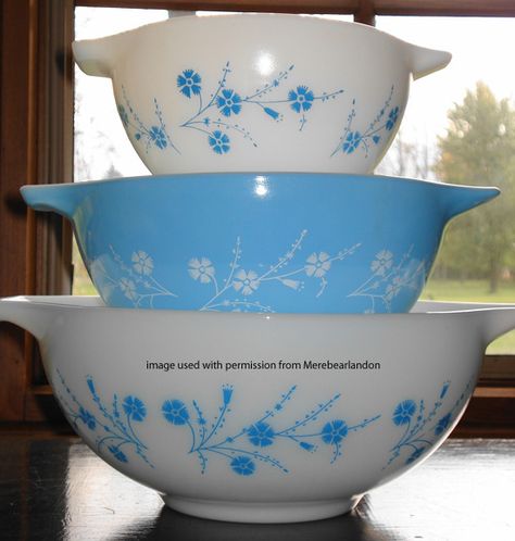 Pyrex Love - Blue Dianthus Cinderella Bowl Set Vintage Pyrex Dishes, Pyrex Dishes, Pyrex Glassware, Rare Pyrex, Pyrex Patterns, Vintage Pyrex Bowls, Dressing Tips, Pyrex Collection, Vintage Dishware