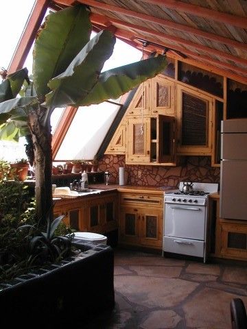 Greenhouse Earthship, Amazing Greenhouse, Earth Ship, Kitchen Bohemian, Earthship Home, Natural Homes, Homeward Bound, Bohemian House, Cob House