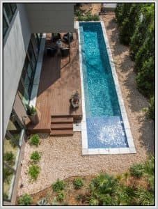 Small Backyard Garden Design, Contemporary Pool, Deck Piscina, Modern Outdoor Patio, Small Swimming Pools, Outdoor Patio Designs, Landscaping Flowers, Small Pool Design, Small Backyard Gardens