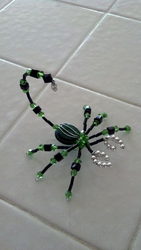 Beaded Scorpion, Beaded Dragonfly, Seed Bead Crafts, Spider Jewelry, Wire Wrap Jewelry Designs, Beaded Spiders, Bijoux Fil Aluminium, Beaded Crafts, Handmade Wire Jewelry