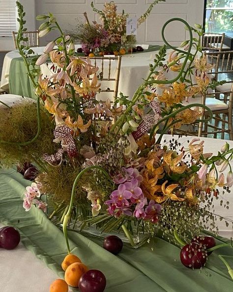 Flower Arrangement Event, Summer Fields, Floral Couture, Bright Wedding Flowers, Floral Styling, Nigerian Recipes, Reception Tablescapes, Colorful Wedding Flowers, Garden Chic