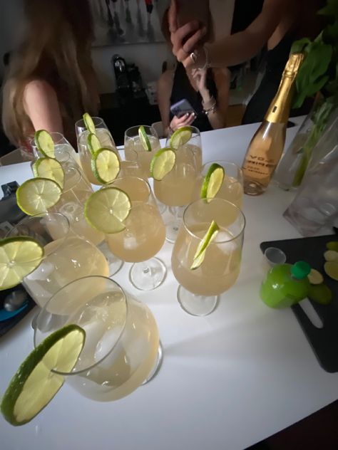 Cocktail Night, Alcohol Aesthetic, Pretty Drinks, Masquerade Party, Cocktail Making, Wine And Dine, Drink Up, Night Aesthetic, Party Girls