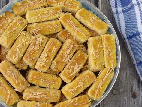 Kaasstengels | Traditional Snack From Netherlands | TasteAtlas Resepi Biskut, Keju Cheddar, Berbuka Puasa, Tasty Bites, Indonesian Food, Culinary Recipes, Amazing Recipes, Flavorful Recipes, Cheese Recipes