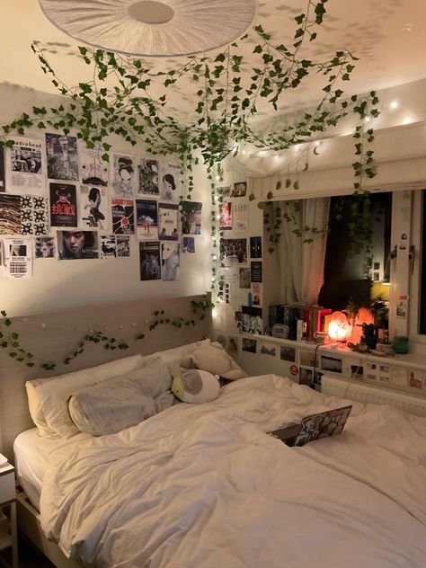 Wall Decor Bedroom Teenagers, Bed Inspo, Dream Bedroom Inspiration, Comfy Bedroom, Chill Room, Future Room, Room Redesign, Room Deco, Redecorate Bedroom