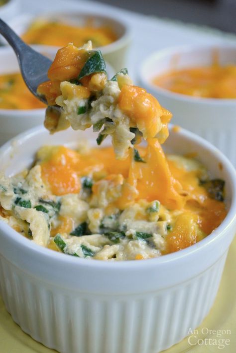 This recipe for make-ahead overnight scrambled eggs with spinach and cheese is a great way to have a delicious protein-rich breakfast ready when you want. Baked Scrambled Eggs, Breakfast Bowl Egg, Eggs With Spinach, Scrambled Eggs With Spinach, Breaking Fast, Protein Rich Breakfast, Hcg Recipes, Mexican Breakfast Recipes, Spinach Egg