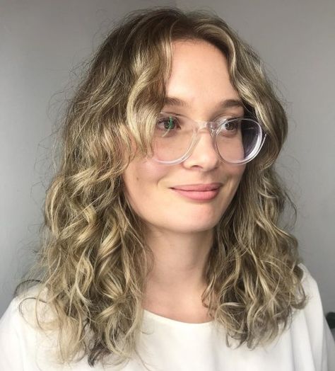 Medium Cut with Bangs for Wavy Hair Curtain Bangs Curly Hair, Curtain Bangs Curly, Bangs Curly Hair, Bangs Wavy Hair, Wavy Bangs, Rambut Brunette, Curly Hair Tutorial, Curly Bangs, Bangs With Medium Hair