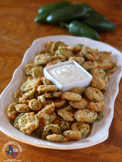 OMYCOW Y'ALL!  Fried jalapeños in the house!! (or Bottlecaps in my neck of the woods)  These make a great football food appetizer or snack! Football Food Appetizers, Fried Jalapenos, Pastas Recipes, Jalapeno Recipes, Football Snacks, Football Party Food, Football Food, Party Food Appetizers, Game Day Food