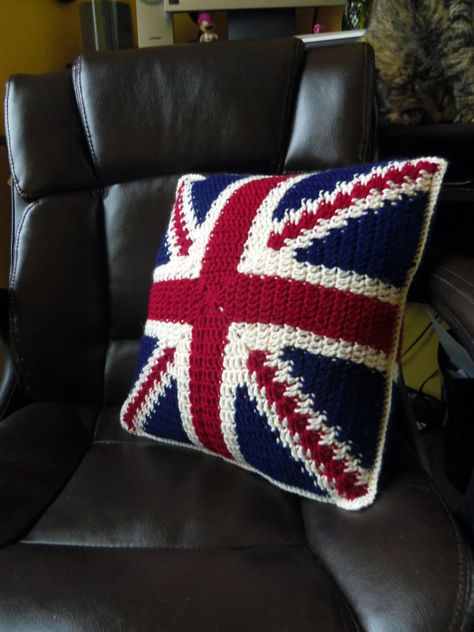 Union Jack Pillow! Union Jack Pillow, Union Jack Cushions, Crochet Pillow Patterns Free, Crochet Pillow Pattern, Crochet For Beginners Blanket, Crochet Pillows, British Flag, Crochet Cushions, Crochet Pillow