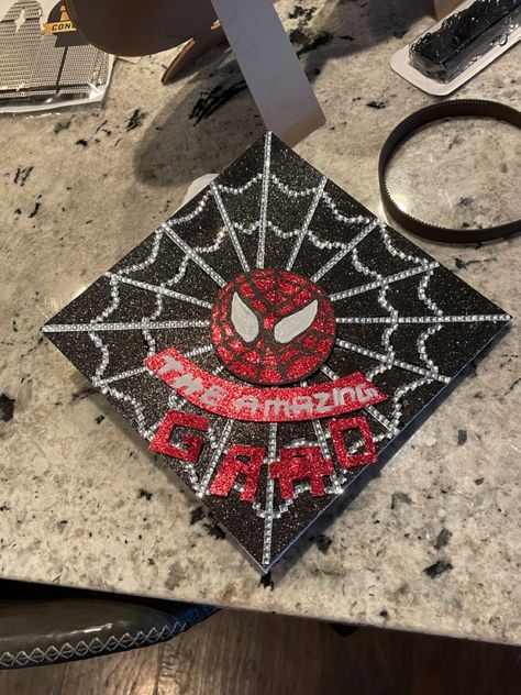 Spider Man Senior Crown, Spider Man Grad Cap, Graduation Spiderman, Spider Man Cap Graduation, Navy Blue Grad Cap Ideas, Spiderman Graduation Cap Ideas, Batman Grad Cap, Grad Cap Designs Marvel, Spiderman Graduation Cap