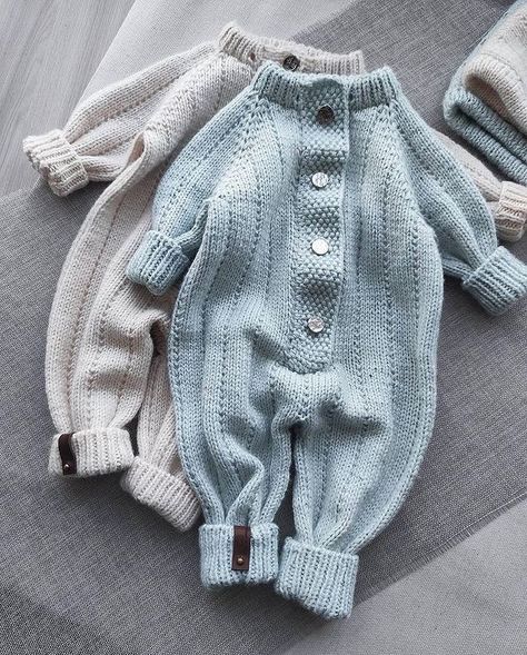 Knitting Inspiration 🌠 в Instagram: «Via @filatova_knitwear 💫 #knitting #knittingaddict #knitting_inspiration #knittersofinstagram #spectacular_knitters #knittersgonnaknit» Baby Romper Knitting Pattern, Romper Knitting Pattern, Knitted Baby Outfits, Toddler Jumpsuit, Knit Baby Romper, Baby Overall, Crochet Romper, Baby Sweater Knitting Pattern, Knit Baby Sweaters