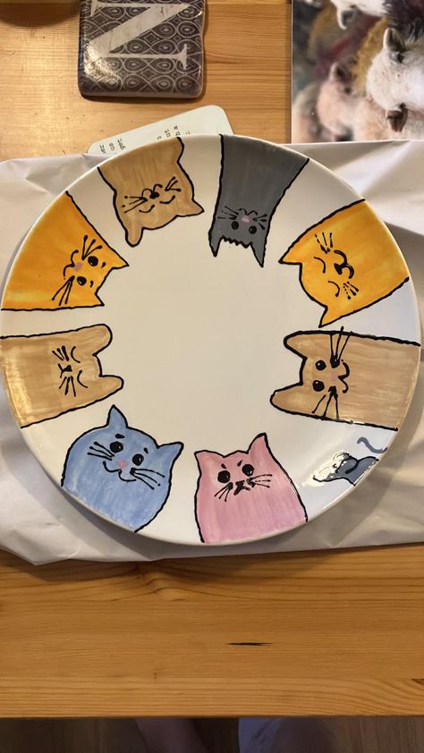 Cute Kitchen Decor Themes, Drawing On Clay Plate, Paint A Plate Ideas Easy, Painted Plate Ideas Ceramics, Cute Painted Plate Ideas, Cat Pottery Painting Ideas, Cat Plates Pottery, Cat Pottery Mug, Animal Pottery Painting Ideas