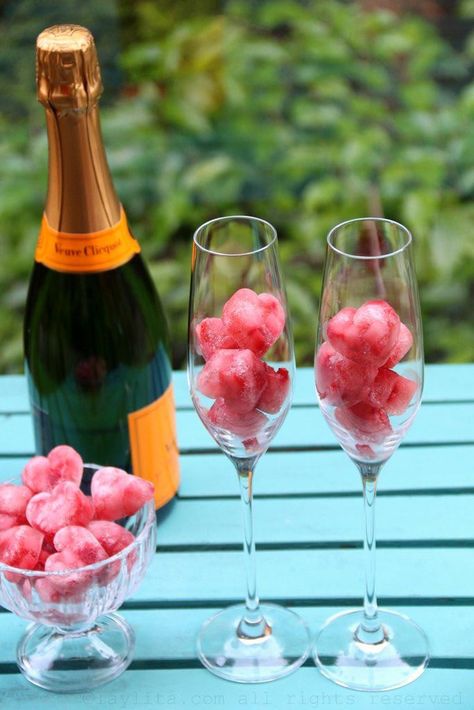 Wine Ice Cubes, Easy Summer Cocktail Recipes, Sparkling Wine Cocktails, Easy Summer Cocktails, Wedding Signature Drinks, Drink Bar, Strawberry Champagne, Ice Wine, Rose Champagne