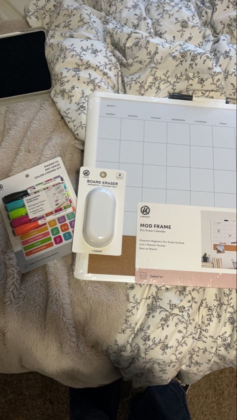 aesthetic whiteboard Whiteboard Calendar Aesthetic, Whiteboard Aesthetic Bedroom, Aesthetic White Board, Whiteboard Aesthetic, Calendar White Board, Youtube Planning, Archery Aesthetic, Student Aesthetic, Pinterest Room