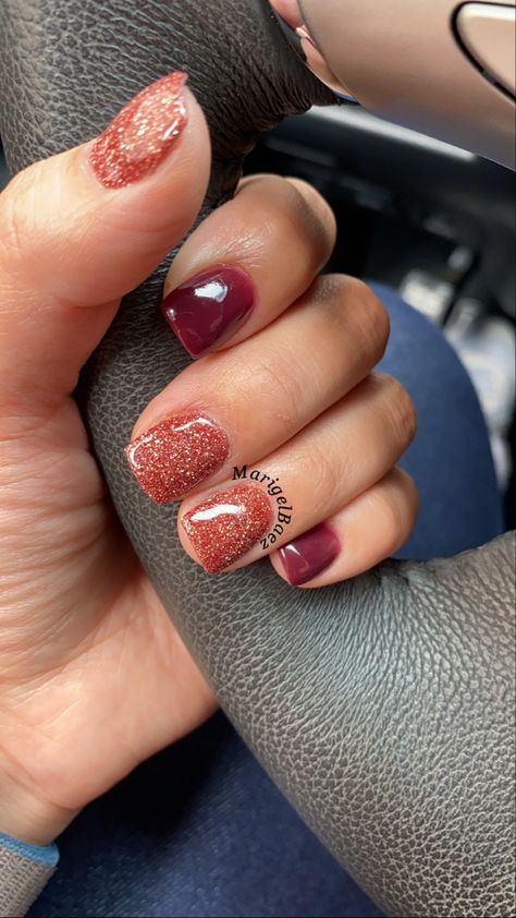 Fall Nails With Sparkle Accent, Powder Dipped Nails Fall, Nail Designs Sns Powder Fall, Nails Fall Colors Autumn, Simple Nail Designs Fall 2024, Fall Nails Glitter Accent, November Powder Dip Nails, Fall Revel Nails, Autumn Nails Dip Powder Short