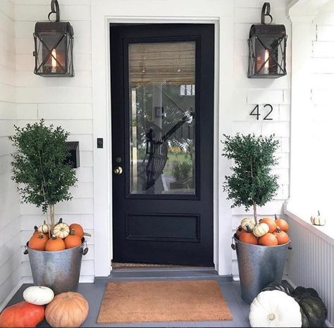 Fall Front Porch Inspiration and Ideas Orange Mums, Spring Porch Decor, Farmhouse Front Door, Fall Front Porch Decor, Front Door Entrance, Entry Way Design, Fall Front Porch, Fall Outdoor Decor, Entrance Design