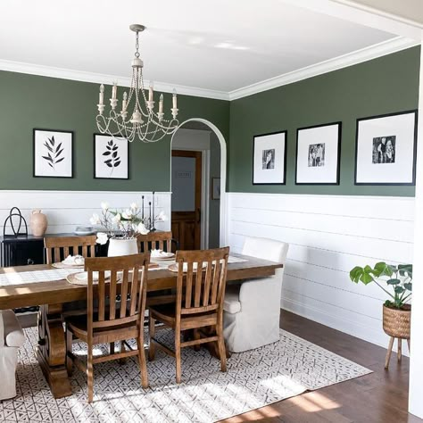 Dining Room Wall Décor Ideas Dining Room Accent Wall, Dining Room Wainscoting, Dining Room Paint Colors, White Wainscoting, Green Dining Room, Dining Room Accents, Room Accent Wall, Dining Room Paint, Dining Room Makeover