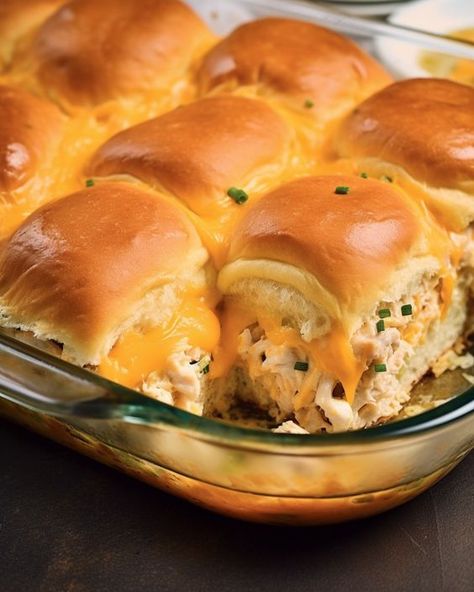 Chicken Sliders, Hawaiian Rolls, Slider Recipes, Football Food, Chicken Dishes Recipes, Easy Appetizer Recipes, Party Food Appetizers, Wrap Sandwiches, Sandwich Recipes