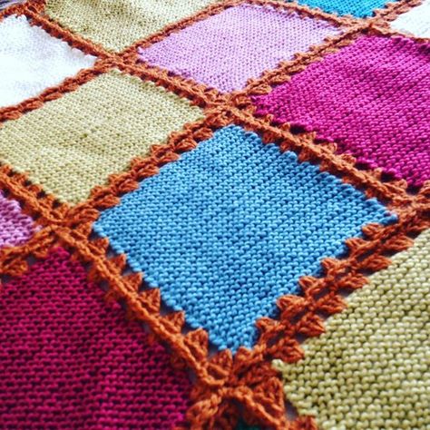 Sewing Knitted Blanket Squares Together, Joining Knitted Squares With Crochet, How To Crochet Knitted Squares Together, Joining Knitted Squares Together, Join Knitted Squares, Knitted Squares, Blanket Squares, Crochet Queen, Knitting Blocking